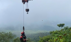 Huy động xe cẩu cùng hàng chục cảnh sát cứu 2 người đi xe máy lao xuống vực ở Vườn Quốc gia Ba Vì