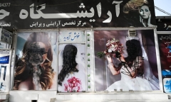 Taliban cấm phụ nữ đóng phim, nữ phát thanh viên phải đeo khăn trùm đầu khi lên sóng