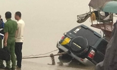 Thi thể người đàn ông trong xe Land Cruiser trôi dưới sông
