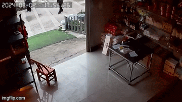 Cầm chiếc nồi bị cháy ném ra khỏi nhà, người phụ nữ suýt biến thành ngọn đuốc sống