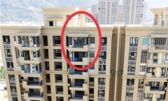 Bé trai 9 tuổi tử vong sau khi ngã từ tầng 32 xuống đất khiến cộng đồng mạng “dậy sóng”