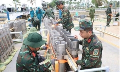 Cần Thơ bắn pháo hoa tầm cao đêm Giao thừa từ sà lan trên sông
