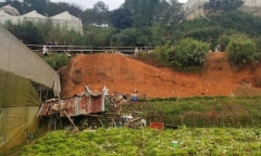 Đà Lạt: Sạt lở bờ taluy vùi lấp 4 người, 2 phụ nữ thiệt mạng