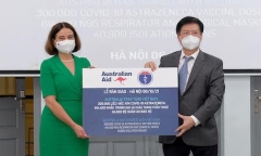 Bộ Y tế tiếp nhận 300.000 liều vaccine AstraZeneca và trang thiết bị chống dịch từ Australia