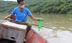 Rác thải đổ về lòng hồ thủy điện, bốc mùi hôi thối “hành hạ” người dân