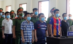 Cần Thơ: 21 bị cáo trong vụ chém người, nổ súng cùng hầu tòa