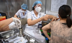 Hà Nội phân bổ hơn 100.000 liều vaccine AstraZeneca tiêm mũi 2 