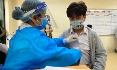 Hà Nội: Học sinh lớp 12 mắc COVID-19 từng đi tiêm vaccine ở trường