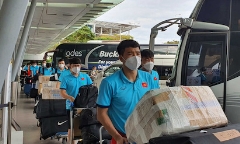 Đội tuyển Việt Nam có mặt tại Singapore, phải tự cách ly trong phòng khách sạn 