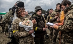 Cặp đôi quân nhân Ukraine kết hôn tại 
