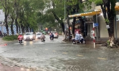 Nhiều tuyến đường ở Quảng Ngãi ngập sâu do mưa lớn
