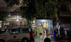 Người đàn ông sạc điện thoại trên ngực, tử vong nghi do điện giật
