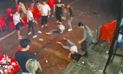 Nhóm đàn ông hành hung khách nữ tại nhà hàng sau khi quấy rối không thành