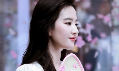 Lưu Diệc Phi xuất hiện tại Vũ Hán, thu hút đông đảo fan hâm mộ giữa trời nắng nóng 