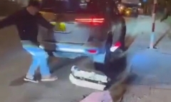 Xử lý tài xế taxi ném hành lý, doạ đánh du khách Đà Lạt
