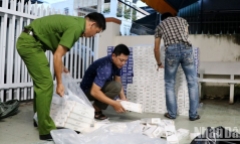 Bắt quả tang đối tượng vận chuyển lô thuốc lá lậu từ Campuchia về Việt Nam tiêu thụ 