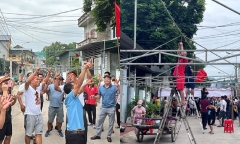 Hàng xóm dựng rạp, mua dê đón quán quân Olympia chiến thắng trở về 