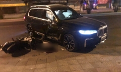 Lùi từ trong nhà ra đường, BMW X7 tông chết nam thanh niên giữa đêm khuya