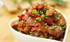 Bị mẹ chồng ép nấu cỗ, con dâu tung 