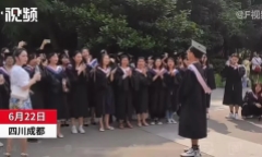 Nam sinh bất ngờ xin lỗi các bạn nữ, tưởng đã làm chuyện khuất tất, hóa ra vì lý do buồn cười này