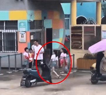 Mẹ khoe con 6 tuổi tự tin bước vào trường với thần thái như người mẫu, dân mạng lại lo lắng điều này