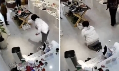 Đưa hết tiền lương cho bố mẹ, cô gái 28 tuổi gào khóc bất lực vì không được phép làm điều này