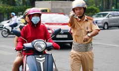 Khi đang lái xe máy không được làm những điều này