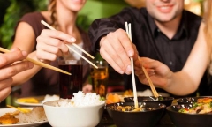 Nguy cơ vô tình nhiễm COVID-19 từ những thói quen ăn uống này