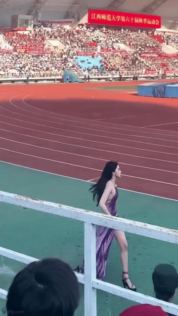 Đến trễ lễ khai mạc hội thao, nữ sinh hóa “nữ thần” nhờ khoảnh khắc này