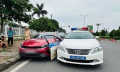 Khống chế “ma men” tông gãy cánh cửa xe CSGT để chạy trốn