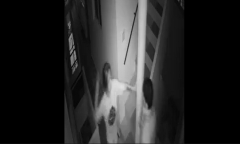 Clip: Camera ghi cận cảnh người đàn ông lẻn vào phòng cô gái trẻ lúc rạng sáng sàm sỡ, cướp tiền ở Ấn Độ