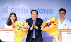 Tặng bằng khen cho vợ chồng bác sĩ cứu nạn nhân trong vụ tai nạn giao thông ở Kon Tum