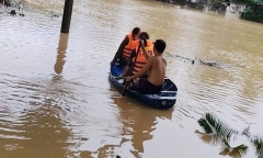 Tin tức giáo dục 24h: Trường học ở Nghệ An hoang tàn sau bão, thầy cô bơi thuyền đến trường