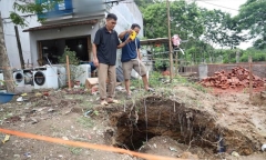 Cận cảnh “hố tử thần” sâu khoảng 6m vừa xuất hiện tại Tuyên Quang