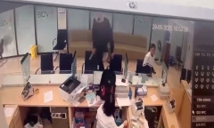 Clip khoảnh khắc đối tượng táo tợn xông vào cướp ngân hàng ở Quảng Ninh