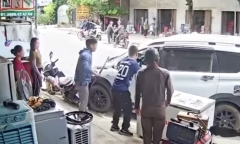 Clip: Thợ điện lạnh nhanh trí phá cửa kính, cứu tài xế đột quỵ trong ô tô