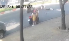 Clip: Người phụ nữ đi xe máy gặp tai nạn bất ngờ do quả bóng bé trai làm rơi
