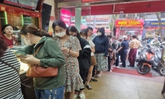 Người dân xếp hàng dài mua vàng trong ngày giá tăng vượt 89 triệu đồng/lượng