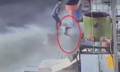 Vụ nam công nhân bị máy trộn bột xoay hàng chục vòng: Camera ghi lại gì?