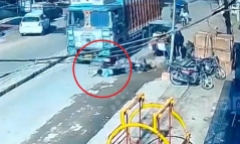 Clip: Ngã văng trước đầu xe tải, người đàn ông đi xe máy thoát chết trong gang tấc