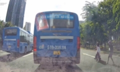 Tài xế xe buýt dừng đón khách giữa đường ở TP.HCM bị mời lên trụ sở công an làm việc