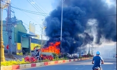 Clip: Xe tải bốc cháy ngùn ngụt trên đường phố ở Pleiku