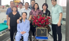 Tình hình sức khỏe của của nữ bác sĩ bị kính rơi vào người ở The Coffee House