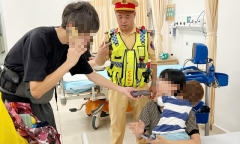 Cảnh sát dùng xe đặc chủng đưa bé trai người Nhật nghi bị ngộ độc đến bệnh viện 