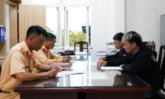 Con “làm xiếc” với xe máy trên đường, bố bị công an mời làm việc