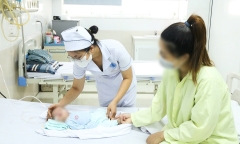 Nghẹt thở khoảnh khắc nữ điều dưỡng “giành giật sự sống” cho em bé sơ sinh trên xe taxi