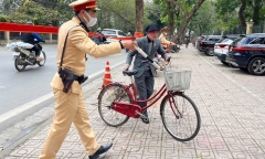 Uống 3 cốc bia rồi đi xe đạp, cụ ông ở Hà Nội bị xử phạt 300.000 đồng lỗi vi phạm nồng độ cồn