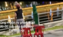Clip: Nữ chủ quán gom, ném ly nhựa xuống sông trước mặt khách ở Phan Thiết