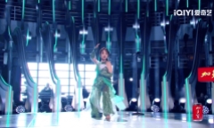 Nữ ca sĩ trẻ lên cơn đau đẻ, gục ngã xuống sân khấu khi đang biểu diễn