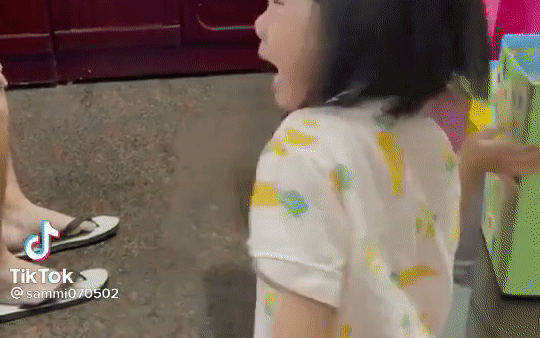 Bé gái nước mắt giàn giụa nhưng vừa nhìn thấy mẹ cầm điện thoại lên quay liền có màn 